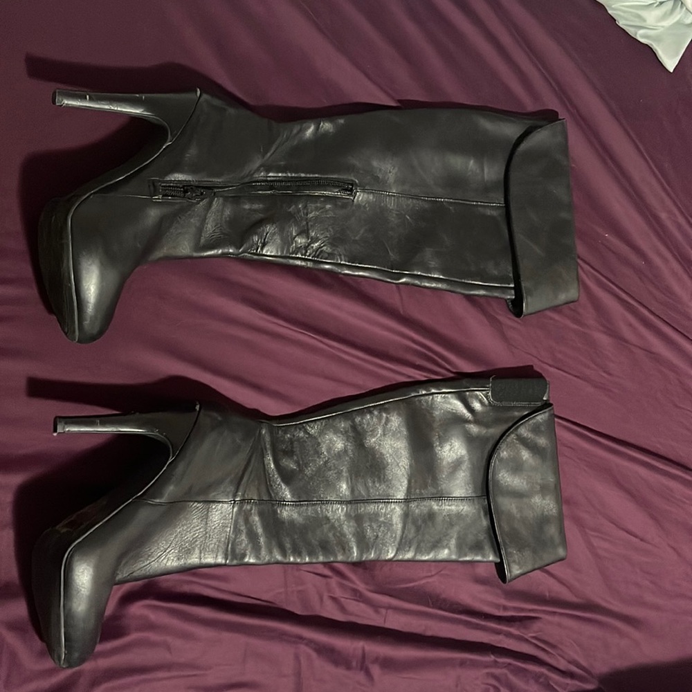 Knee black high heel boots